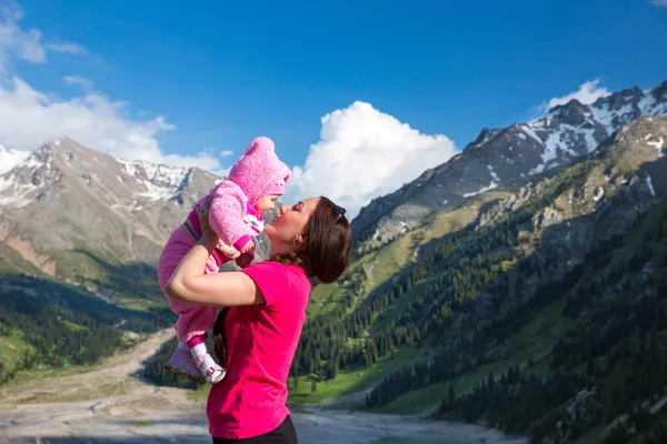 Mom and child girl hugging on nature — Stock Photo, Image