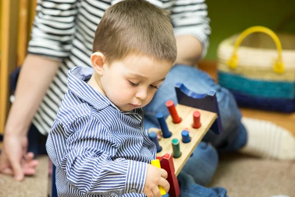 Petit garçon enfant jouant à la maternelle — Photo