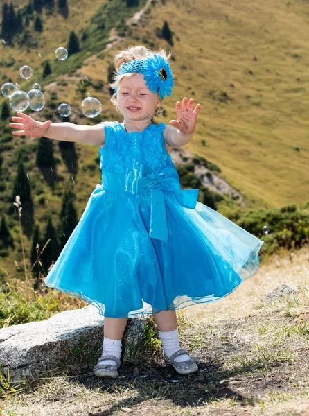 Niña con soplador de burbujas — Foto de Stock