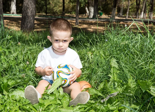 Kleiner Junge mit Fußball — Stockfoto