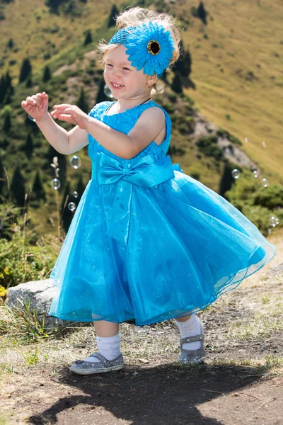 Petite fille enfant sur l'herbe sur prairie — Photo