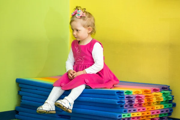 Kleines Mädchen spielt im Kindergarten — Stockfoto