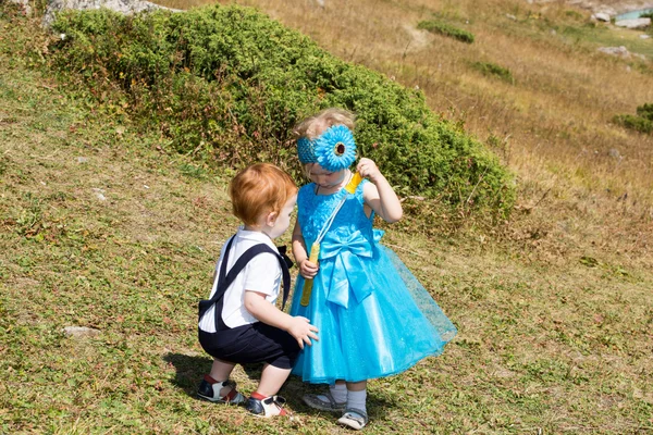 Menino e menina brincando na grama . — Fotografia de Stock