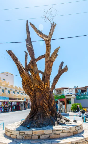 Árbol con una cara tallada en Matala — Foto de Stock