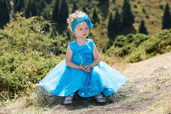 Petite fille enfant sur l'herbe sur prairie — Photo