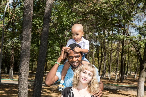 Afroamerikanska lycklig familj — Stockfoto