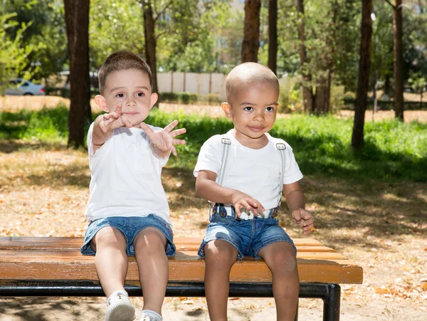 Niños pequeños con pelota de fútbol en el parque —  Fotos de Stock