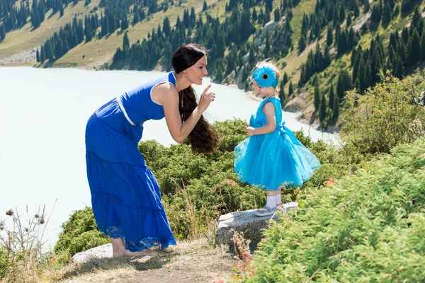 Mamma e bambina giocano sulla natura — Foto Stock