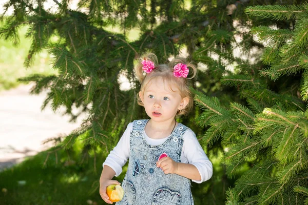 Kis gyermek lány virággal — Stock Fotó