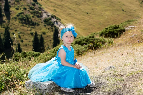 Маленькая девочка на траве на лугу . — стоковое фото