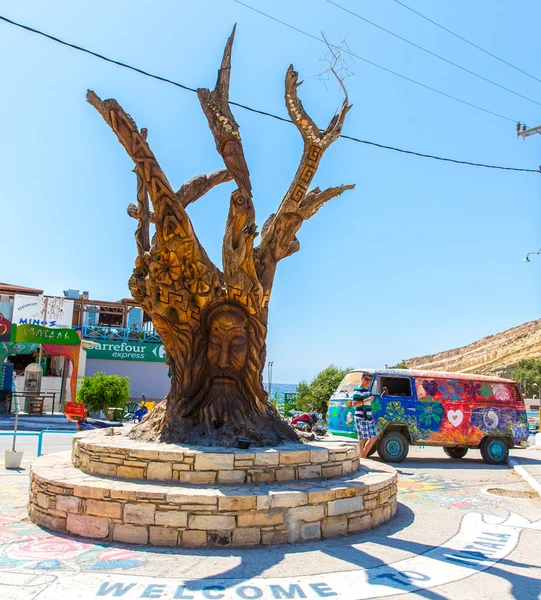 Tree with a carved face  in Matala — Stock Photo, Image