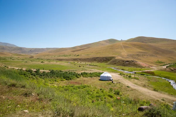 Kasachische Jurte auf dem Plateau — Stockfoto