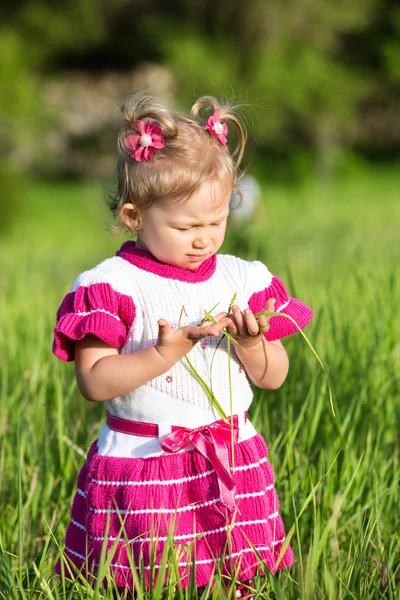 Bambina bambina sull'erba sul prato . — Foto Stock