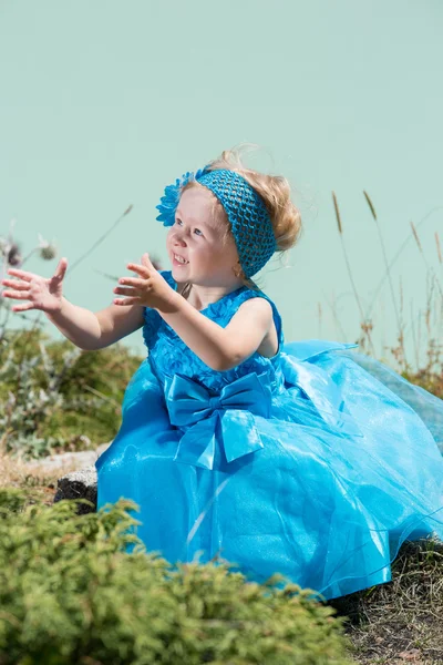 草原草の上の小さな子女の子 — ストック写真