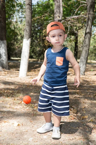 Menino com bola de futebol no parque — Fotografia de Stock