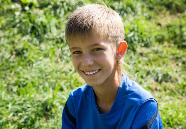 Bonito menino no parque — Fotografia de Stock