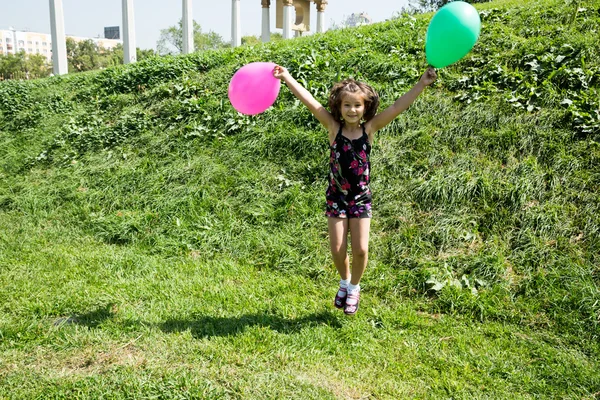 Niña con globos —  Fotos de Stock