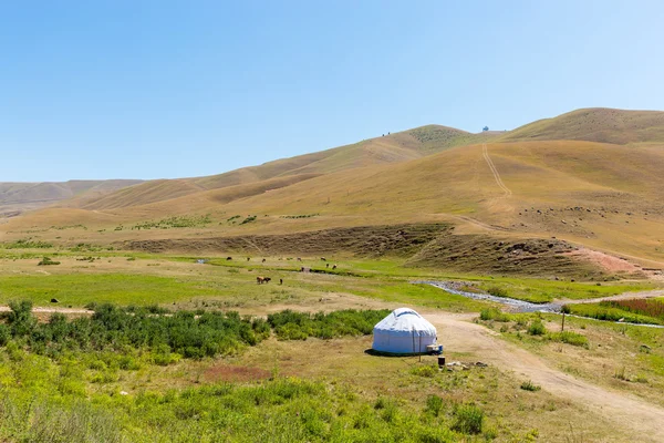 Yurta kazaka nell'altopiano di Assy a Tien-Shan — Foto Stock