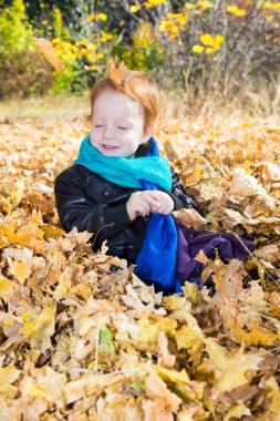 Sonbaharda küçük çocuk