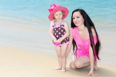 Anne ve kız sahilde