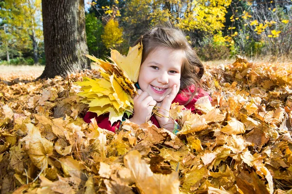 Sonbahar küçük kız — Stok fotoğraf