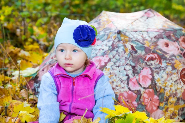 Little girl in autumn — Stock Photo, Image