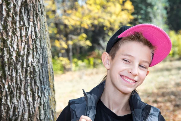 Ragazzo adolescente nel parco di autunno — Foto Stock