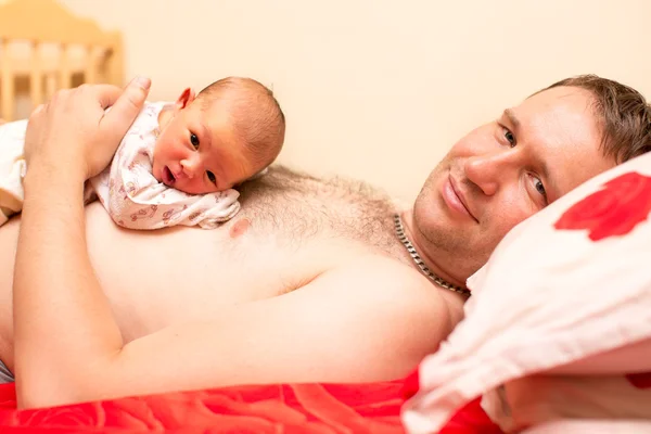 Pai e bebê recém-nascido filha — Fotografia de Stock