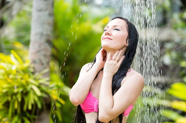 Kvinna på tropical beach — Stockfoto