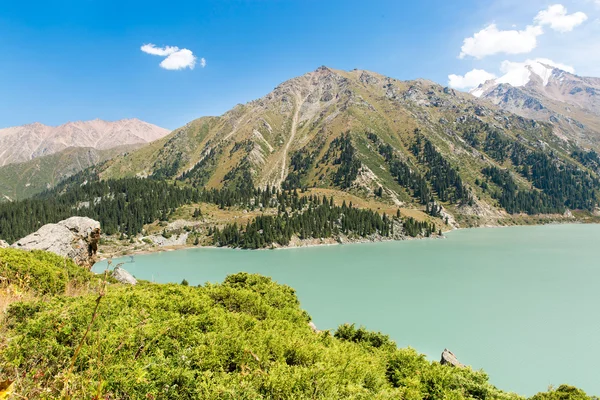 Grote almaty lake — Stockfoto