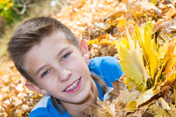 Boy teenager    in autumn park — Stock Photo, Image