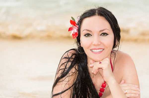 Vrouw op het strand — Stockfoto