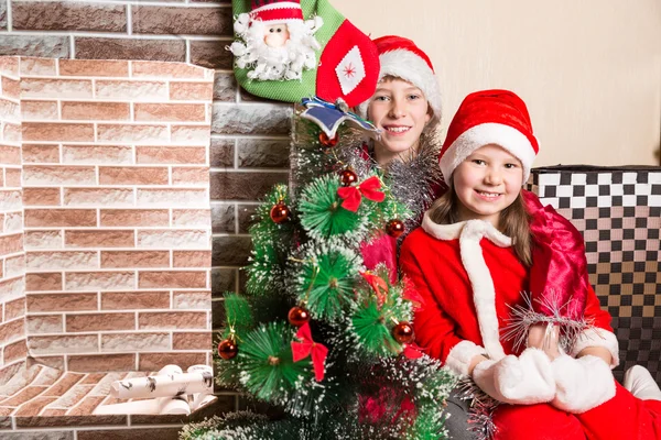 Garçon et fille Santa — Photo