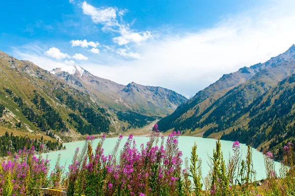 Velké almaty jezero — Stock fotografie