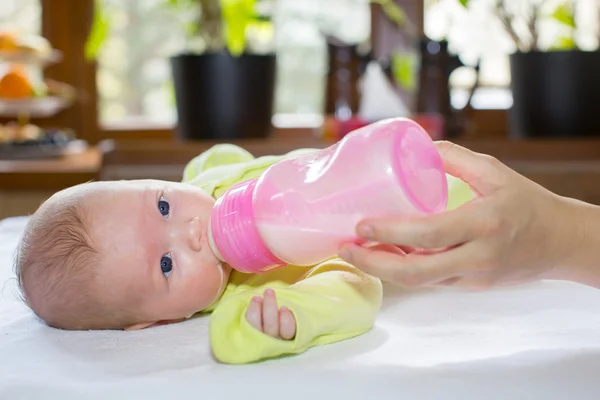 bebek şişe süt ile.