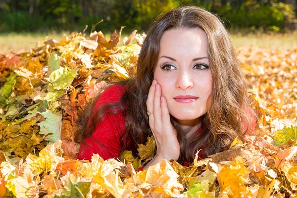 Žena v podzimním parku — Stock fotografie