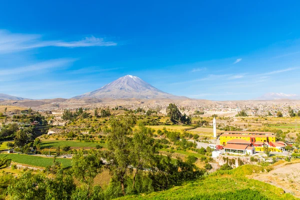 Nebliger Vulkan in Arequipa — Stockfoto