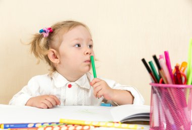 küçük kız çizim