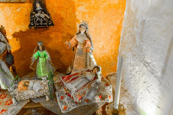 Altar und Ikonen in alter kirche in arequipa, peru, südamerika. Die Plaza de Armas von Arequipa ist eine der schönsten in Peru. — Stockfoto