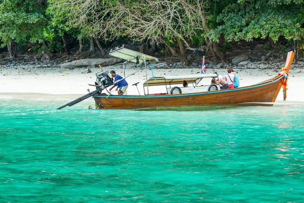Traditional longtail boat in bay on Phi Phi Island, Krabi, Thailand beach, Phuket — стоковое фото