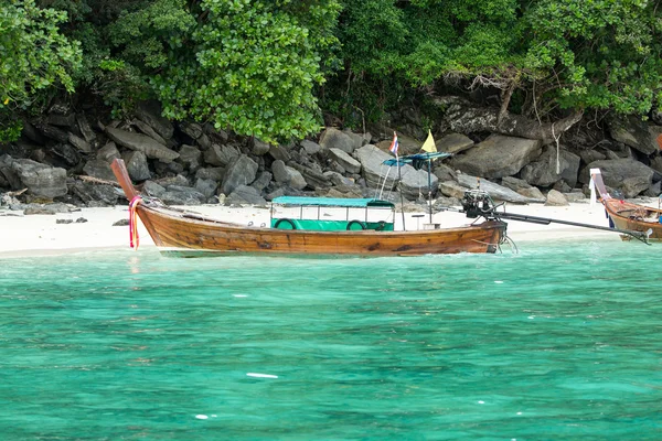 Traditional longtail boat in bay on Phi Phi Island, Krabi,Thailand beach, Phuket — Stock Photo, Image