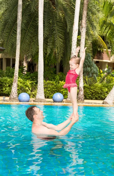 Father teaching daughter to swim — Stock Photo, Image