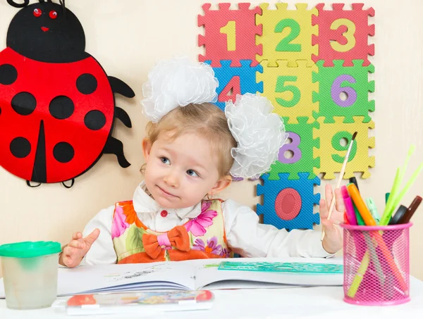 Child girl drawing — Stock Photo, Image