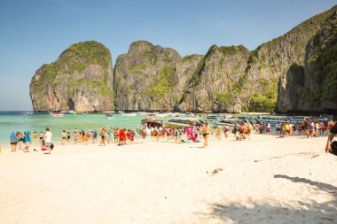 Phi Phi Island, Tayland - Aralık 13: Turist kumsalın tadını çıkar
