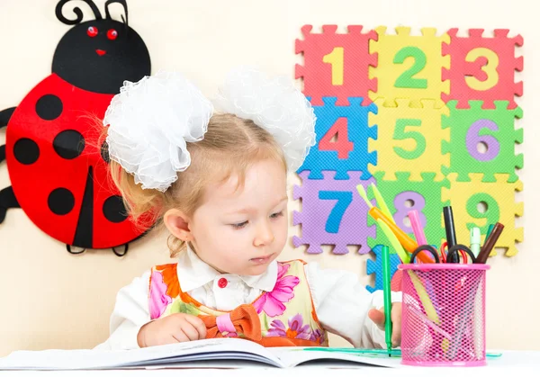 Child girl drawing — Stock Photo, Image