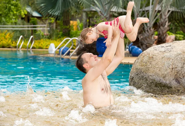 Father and daughter in pool — Stock Photo, Image