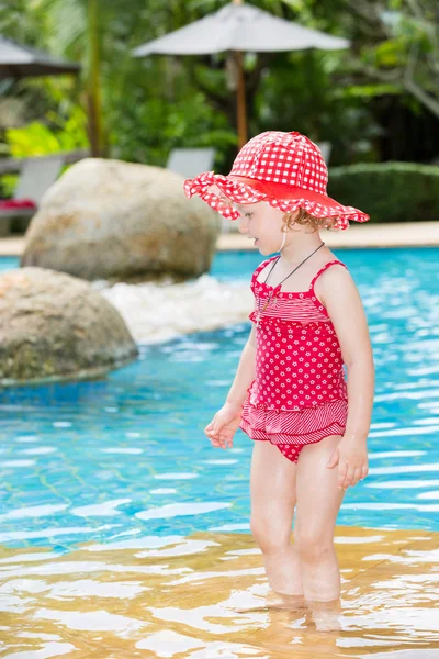 Mädchen in der Nähe von Schwimmbad — Stockfoto