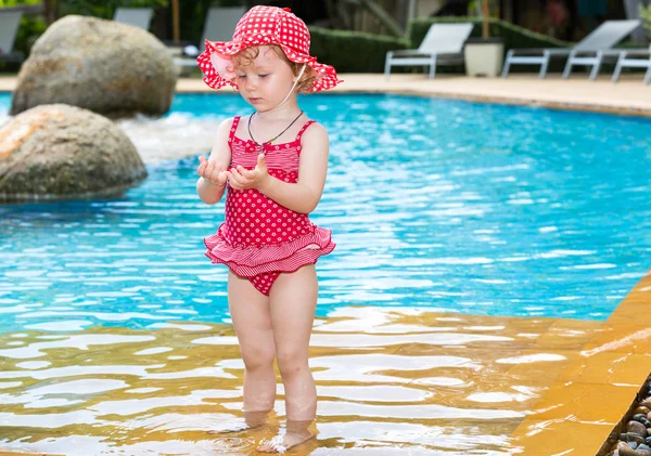 Mädchen in der Nähe von Schwimmbad — Stockfoto