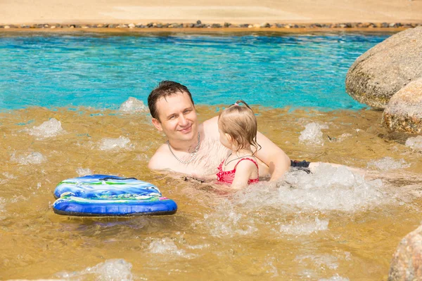 Father and daughter in pool — Stock Photo, Image