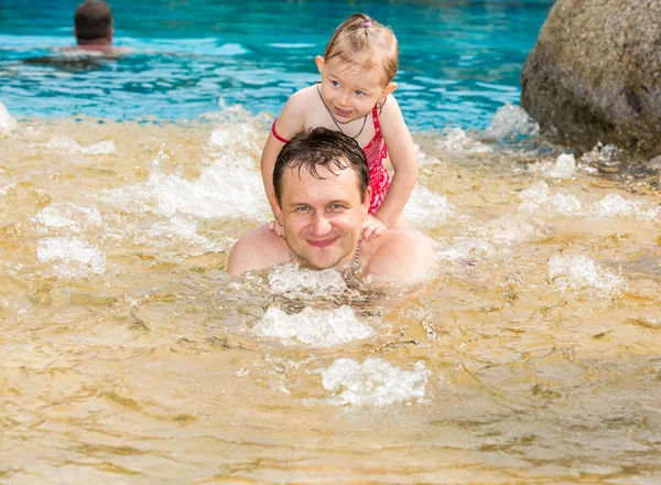 Père et fille dans la piscine — Photo